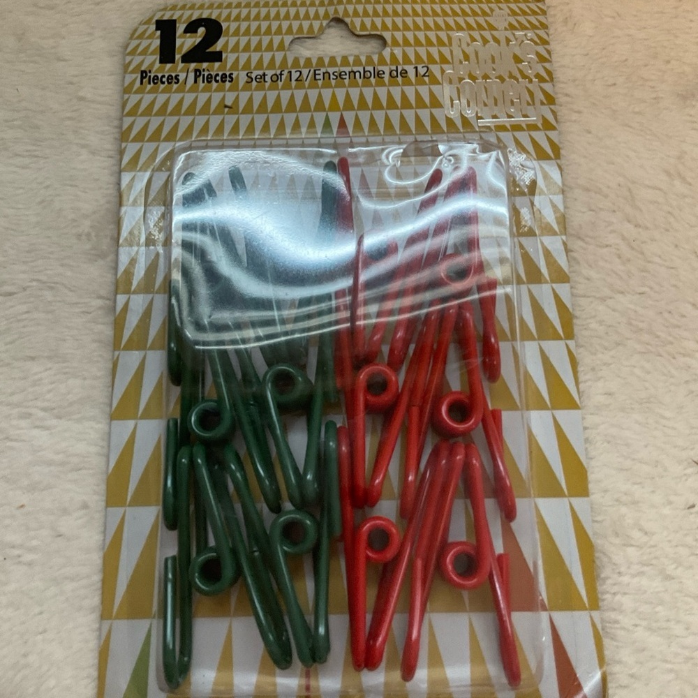 12-Pack Green and Red Decorative Clothespins for Home and Craft Use